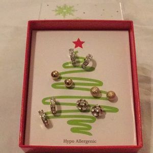 🌺NWT Amazing Set of 5 Assorted Pierced Earrings🌺